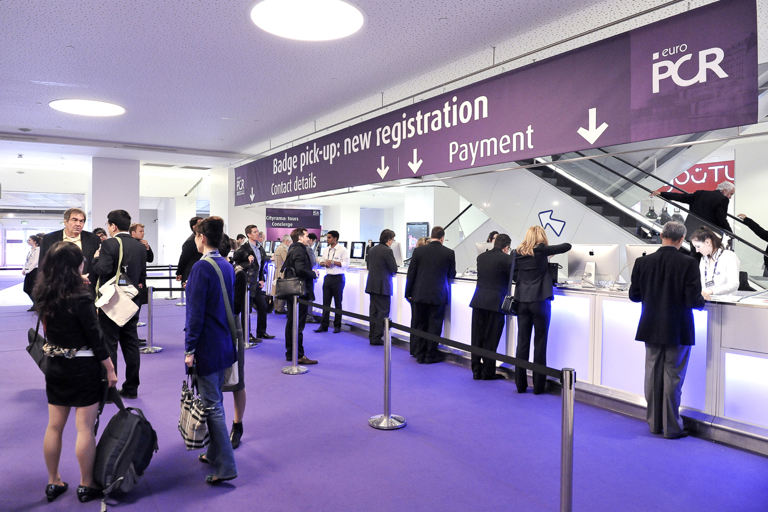 La photo du reportage illustre la coordination fluide des étapes de préparation du salon