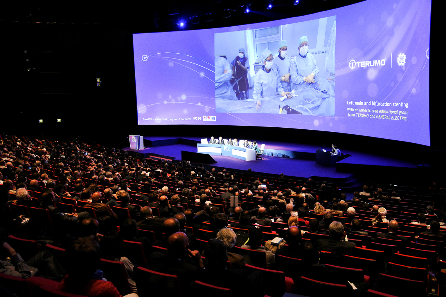 La photo corporate met en avant la connexion entre professionnels de santé