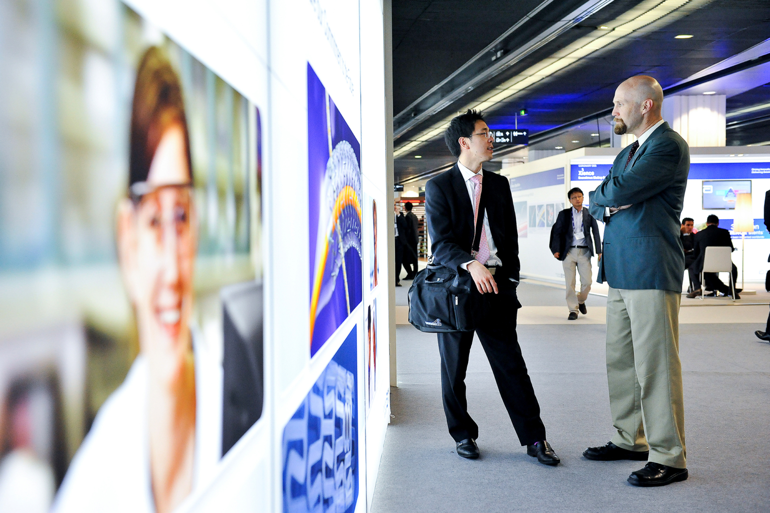 Le photographe d'événement capture les moments de networking entre chercheurs