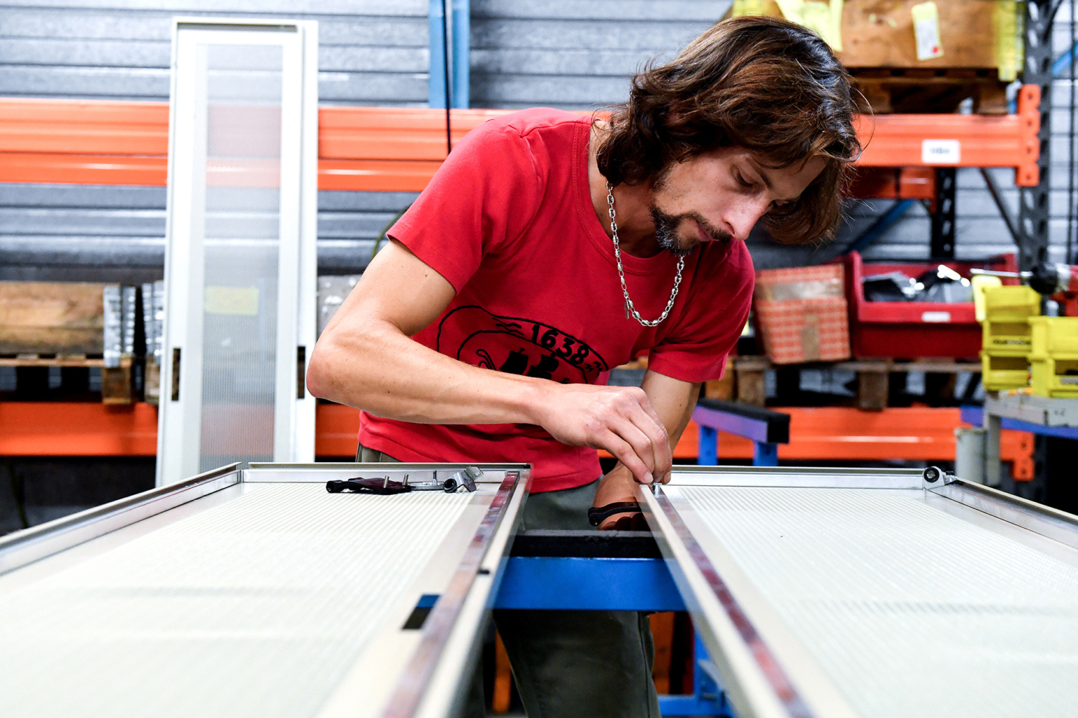 Photo portrait d'un collaborateur sur sa chaîne de fabrication
