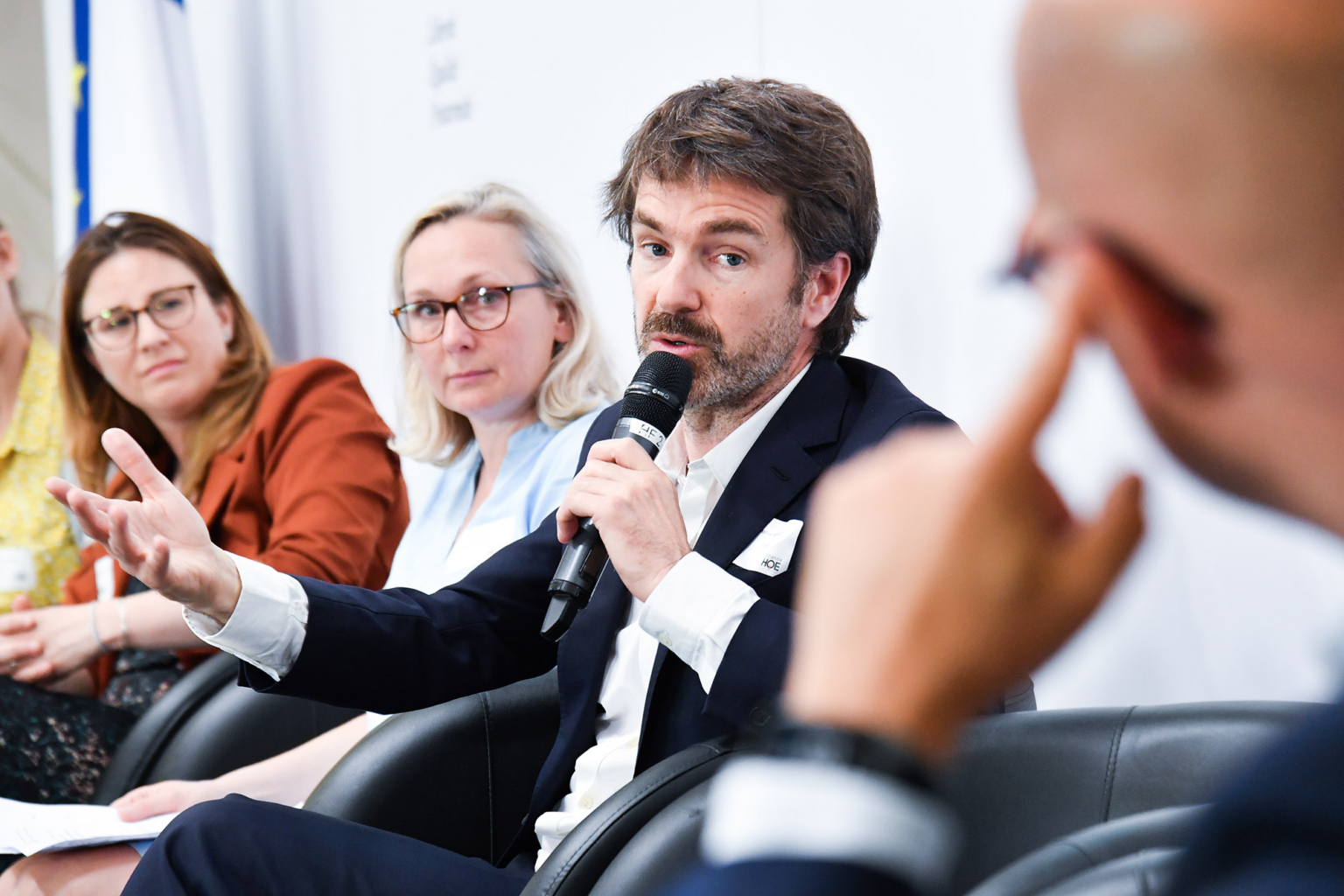 Photo reportage sur les échanges autour de la table ronde