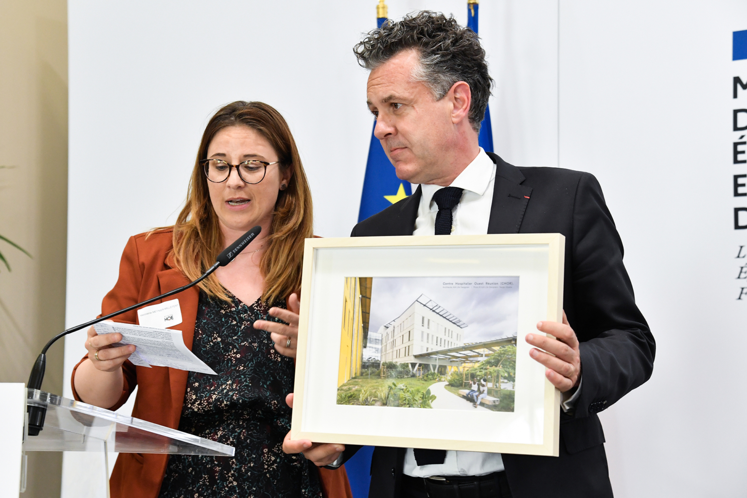 photo du ministre recevant un présent