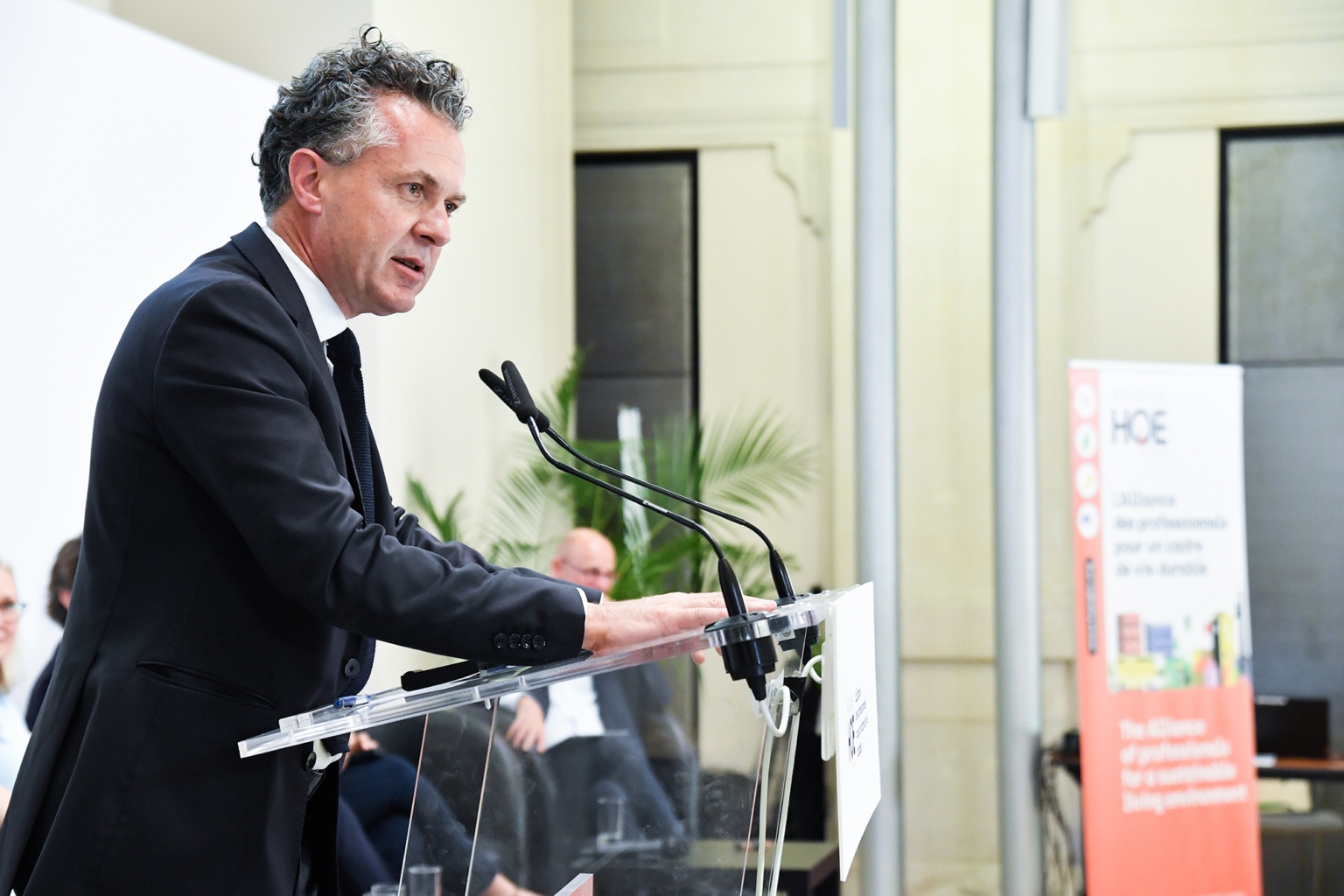 photo du ministre au pupitre