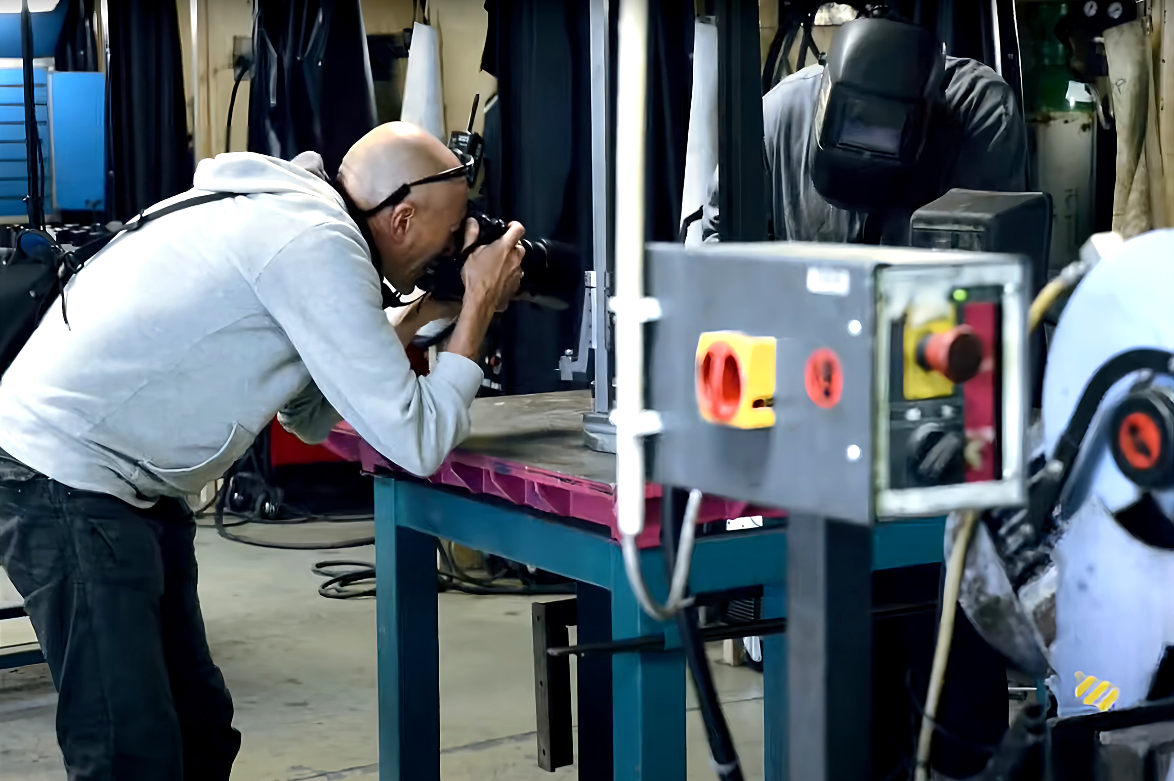 Xavier Granet, photographe professionnel, propose des services de photographie corporate sur mesure, capturant l’essence de votre entreprise avec des portraits, des reportages événementiels et des trombinoscopes. Avec une approche soignée et un éclairage maîtrisé, chaque photo est conçue pour refléter l'identité et les valeurs de votre entreprise. Que ce soit pour des portraits professionnels, des mises en scène d’équipe ou des événements d’entreprise, Xavier Granet vous accompagne pour créer des visuels impactants qui renforcent votre image de marque et votre communication. Idéal pour optimiser votre SEO, ce contenu visuel apportera crédibilité et visibilité à vos projets corporate et marketing.