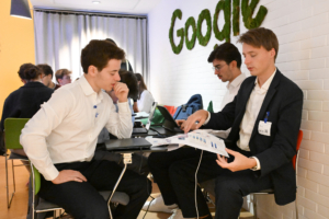Film événementiel professionnel capturant les moments clés d'un événement d'entreprise, de l’accueil des participants aux temps forts du programme, en passant par les interactions et l’ambiance générale. Chaque vidéo est réalisée pour refléter l’énergie, l’engagement et l'impact de l’événement.
